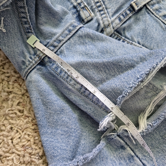 Vintage Levi's 519 Women's Light Wash Blue Denim Cutoff Shorts - Picture 14 of 14